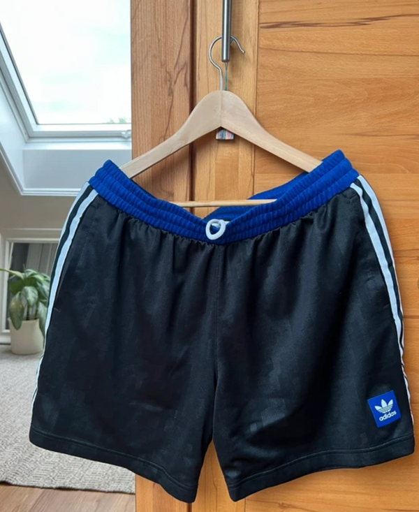 شورط Adidas Originals كحل بثلاث خطوط بيضا قياس L — Lbass Original